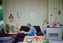 818872 Interieur van het appartement Kokkenhoflaan 4 bis A te Utrecht: de bewoonster Ilona van der Linden in de woonkamer.